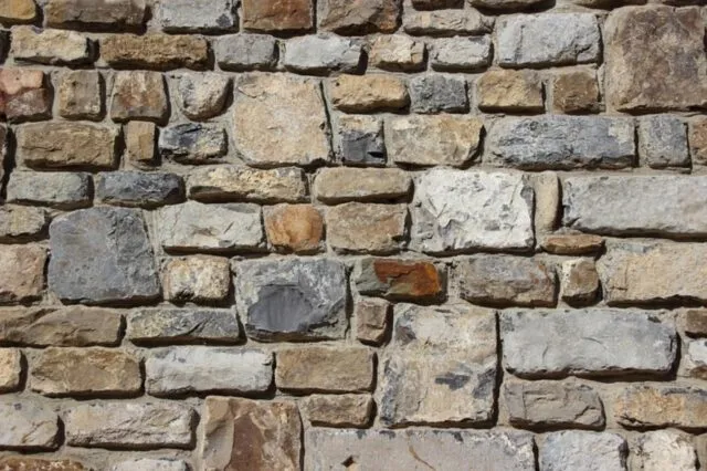Kamień w salonie czy beton?